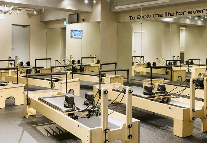 清潔な店内で最新のマシンピラティスを体験しましょう